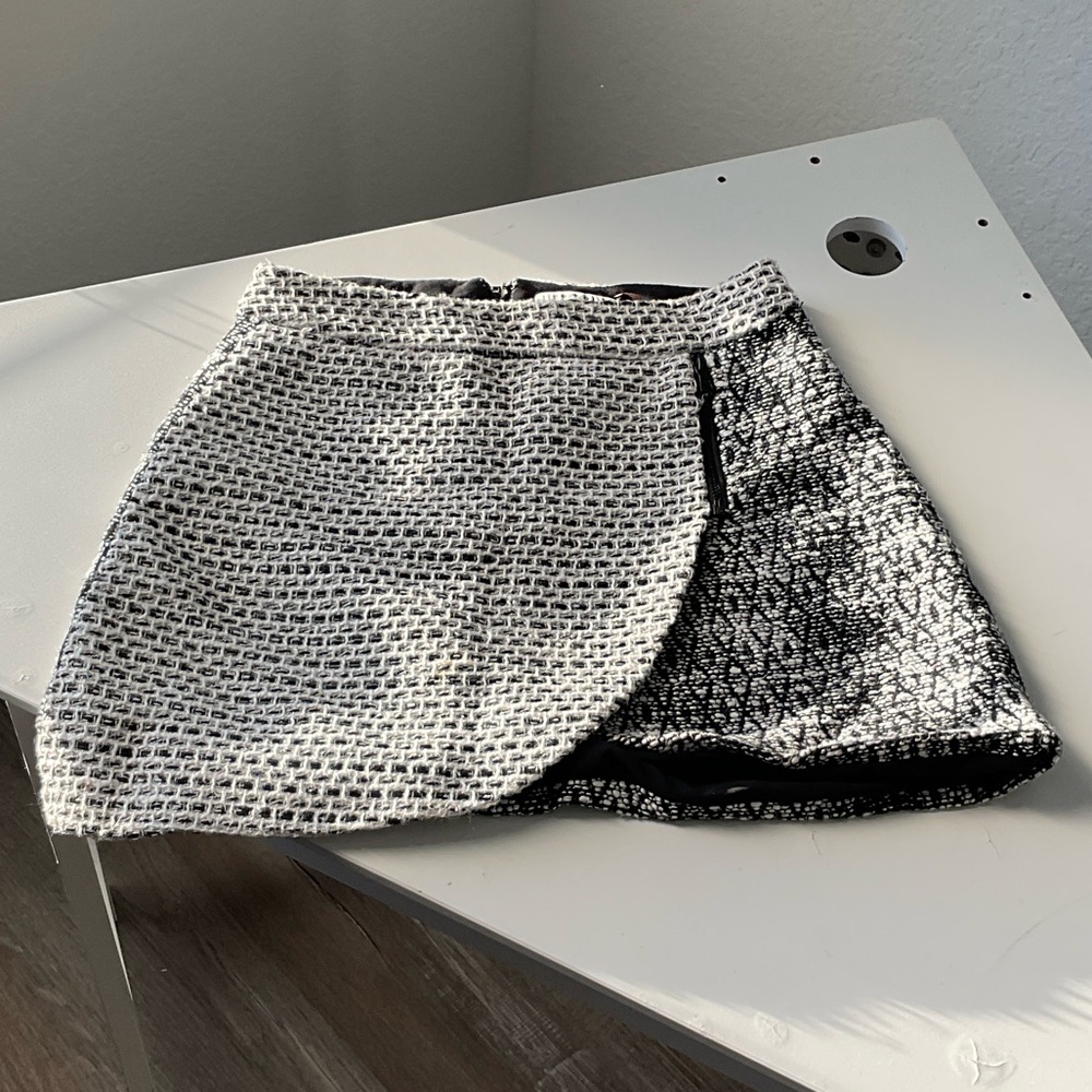 Chic Black and White Tweed Skirt xs